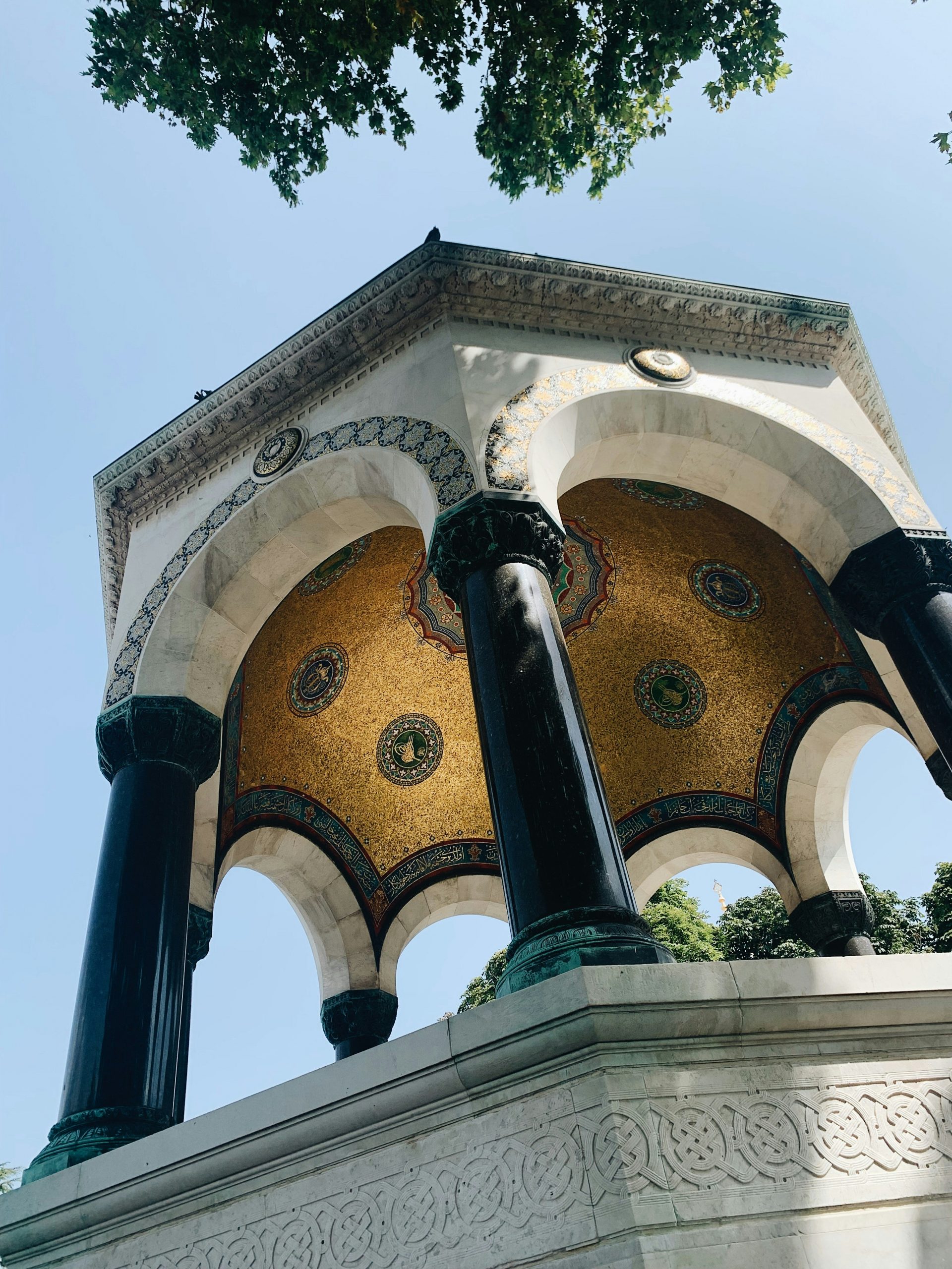 Gute Qualität entsteht nur durch Präzision und Leidenschaft. Deutscher Brunnen in Istanbul von Fatih Balkaya