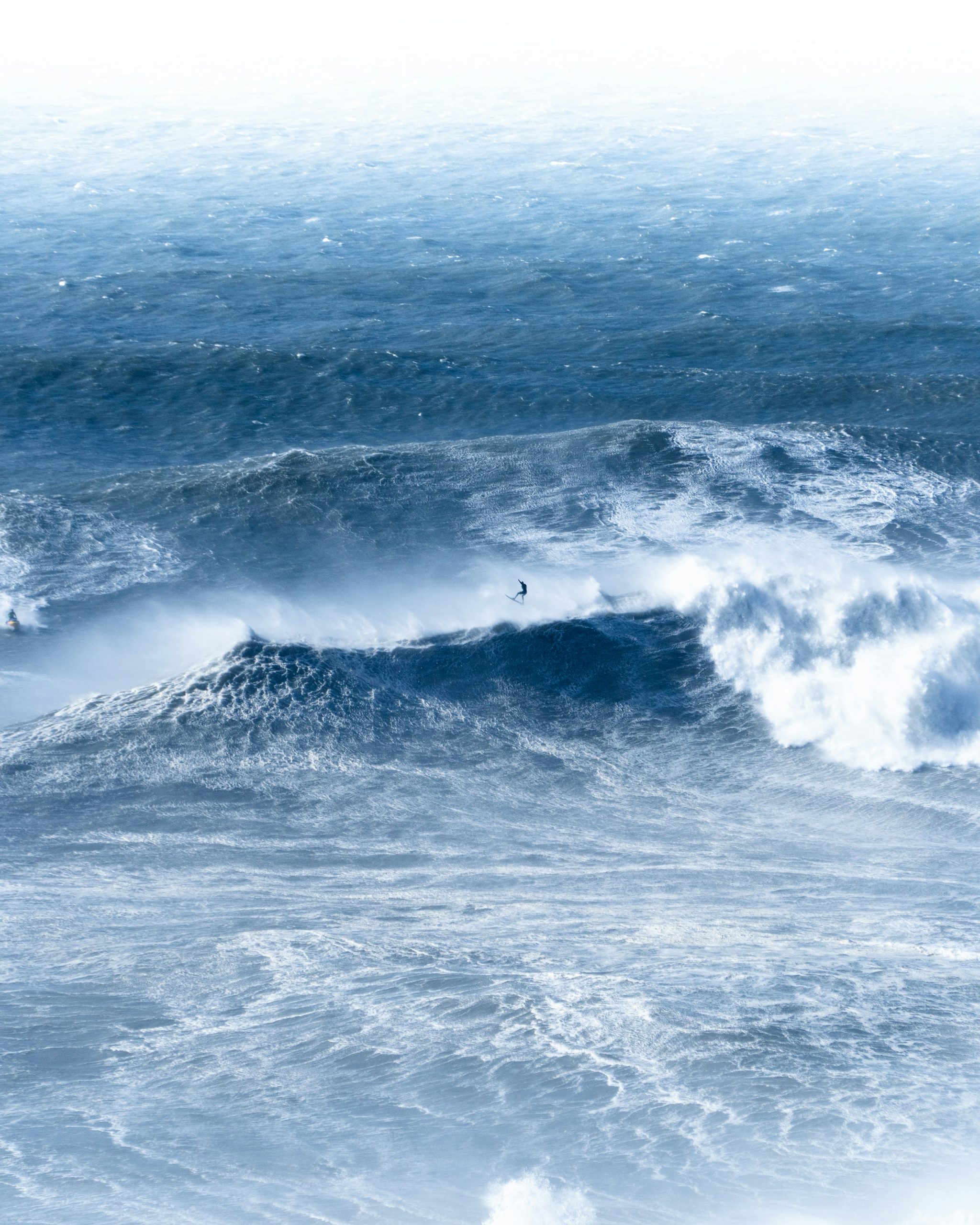 Wir lassen niemanden allein. Surfer bei Sturm von Jarno Colijn